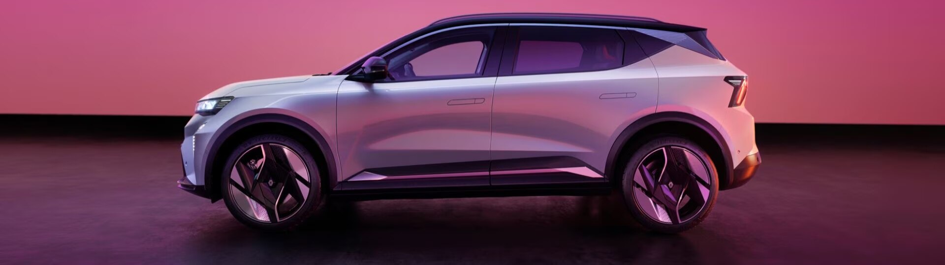 Side view of a silver Renault Scenic